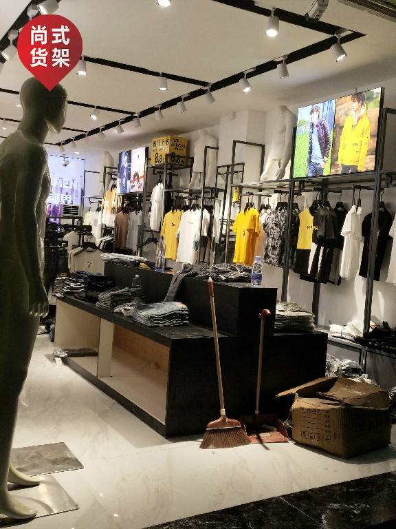长春优衣库货架 服装店货架效果图 km服装展示架 无印良品展示架